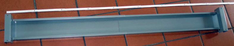 Aluminium-Kabelkanal, den man für kleine Tischplatten zusammenschieben kann (für sperrige Elemente wie Steckdosenleisten)